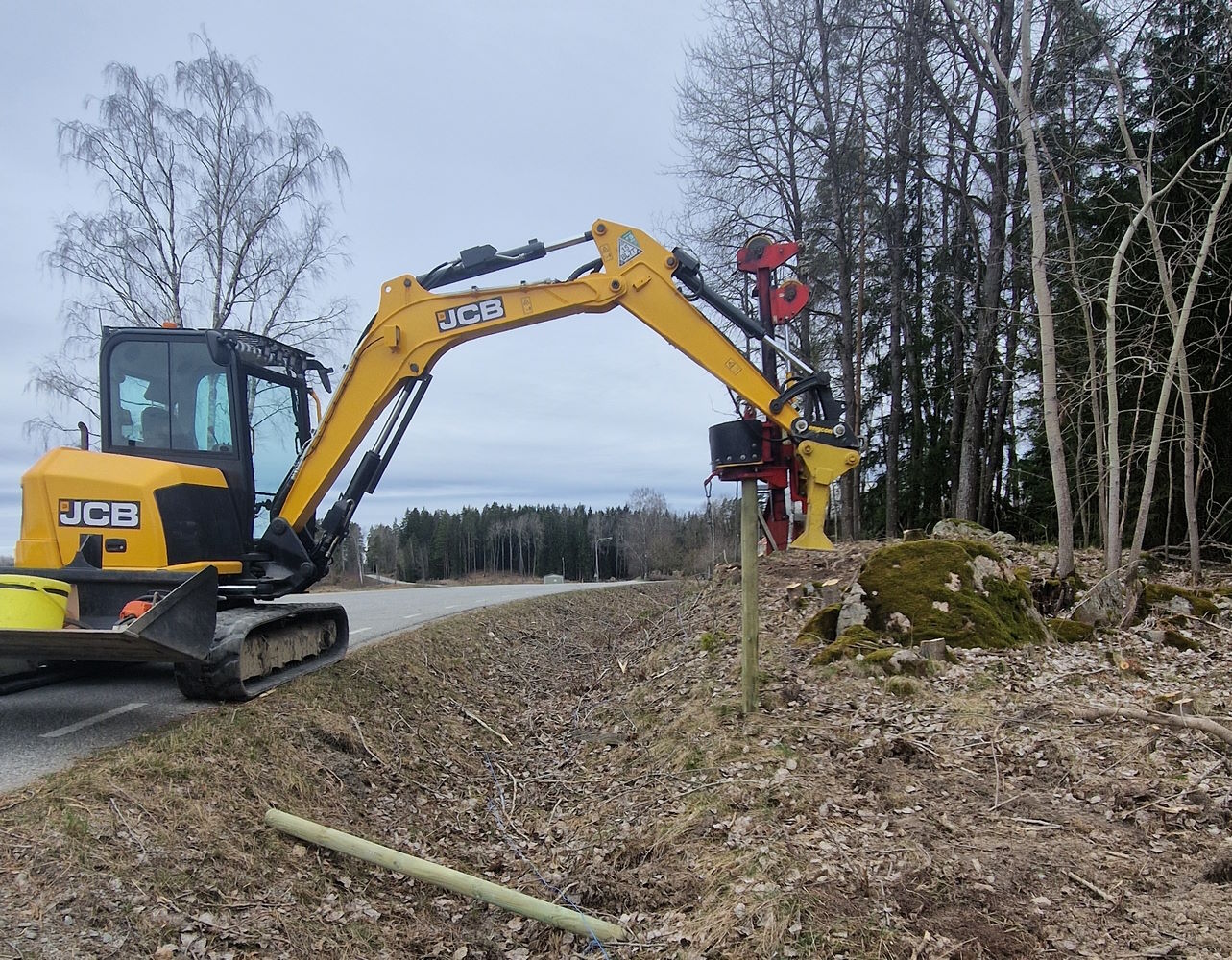 Grävmaskin och maskinpark på ett större arbetsområde