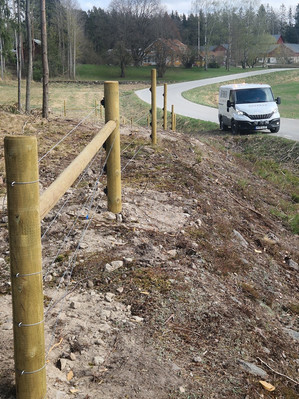 Stängselstolpe längs infarten