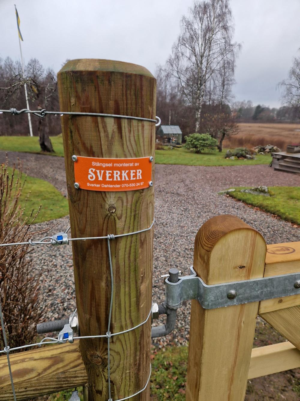 Stängselstolpe med Sverkers skylt